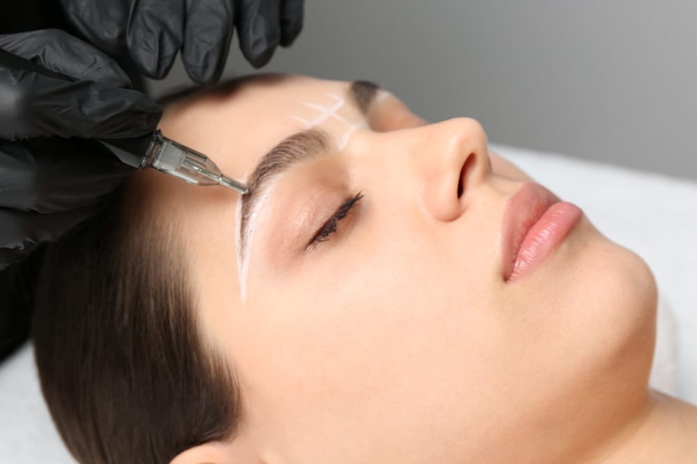 Wenkbrauwen epileren / verven behandeling bij Younique Skincare