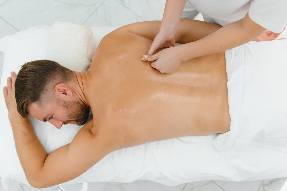 Rugmassage voor hem behandeling bij Younique Skincare
