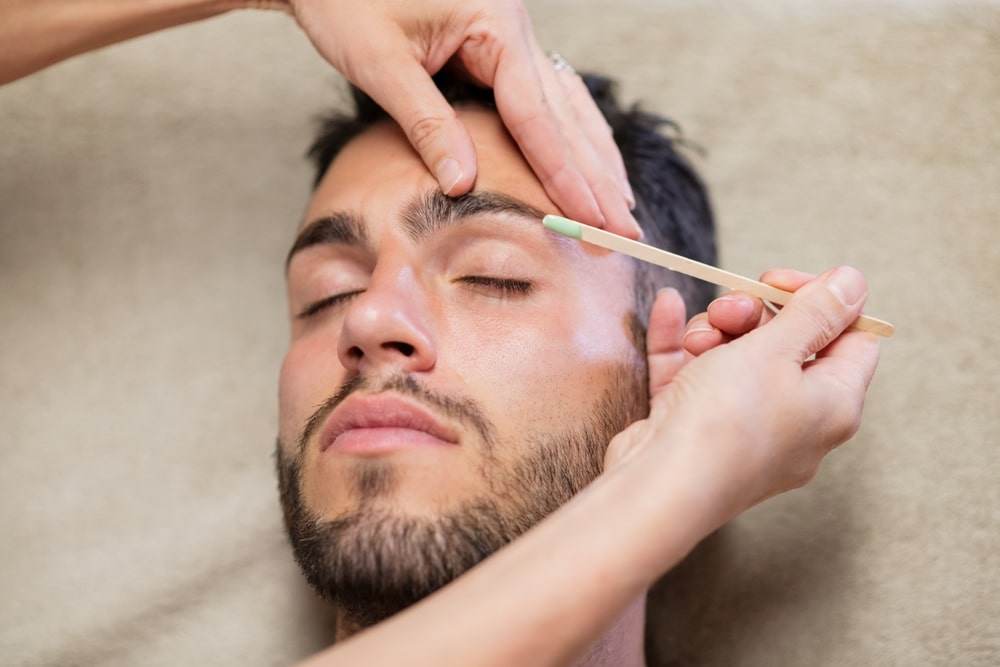 Wenkbrauwen voor hem behandeling bij Younique Skincare