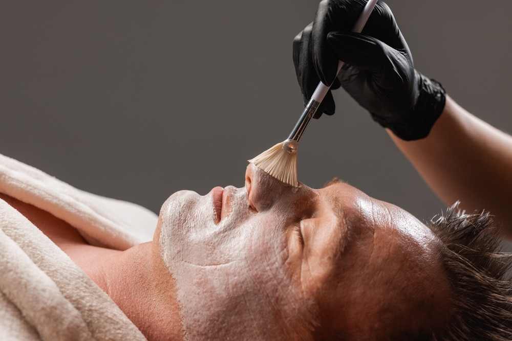 Gezichtsbehandeling voor hem behandeling bij Younique Skincare